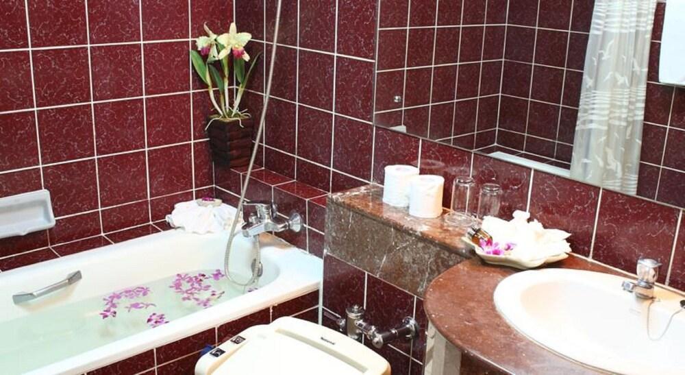 Yellow Ribbon Hills Boutique Suites Бангкок Екстер'єр фото
